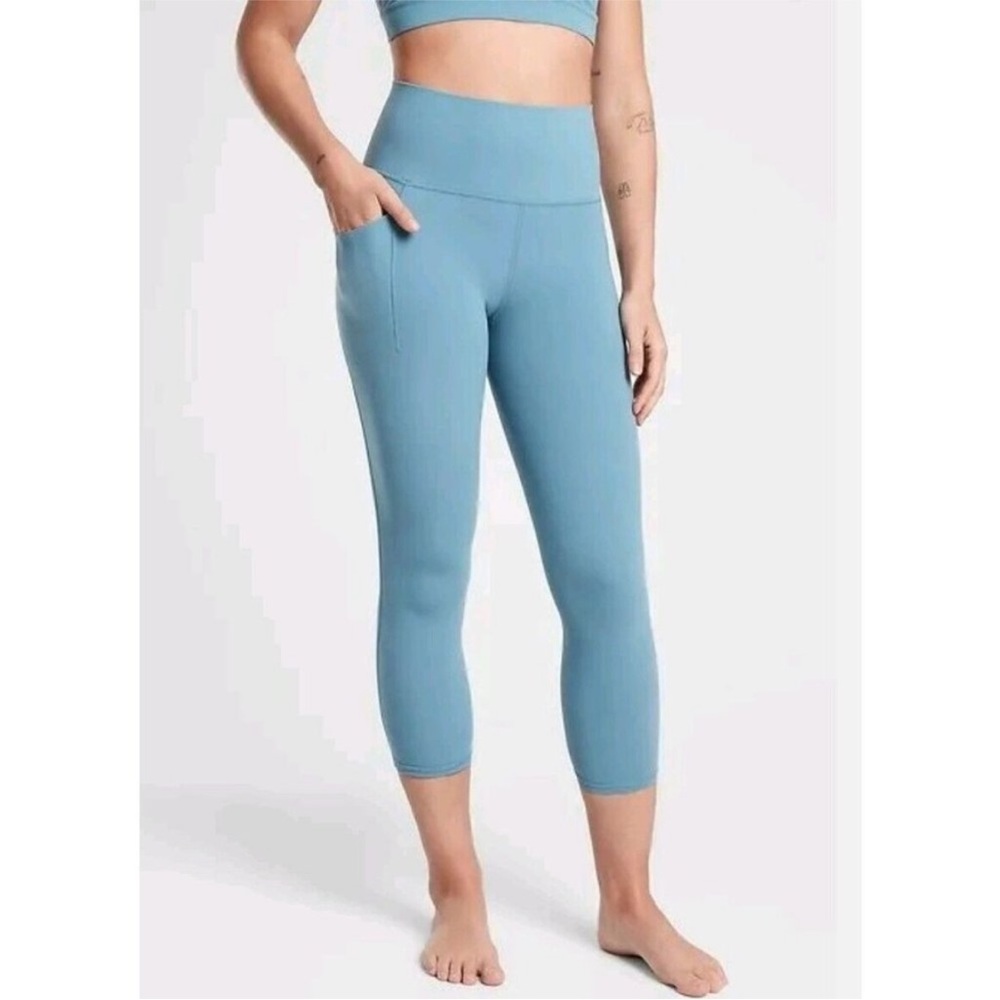 Athleta Salutation Stash Pocket II Capri in Riviera Blue Powervita M Medium